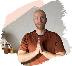 Nicolas Reyes ist Yogalehrer bei Oum
